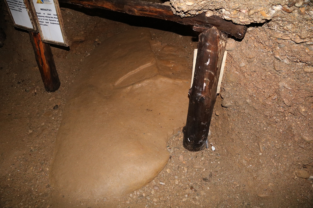 Megalit K-3 v tunelech Ravne