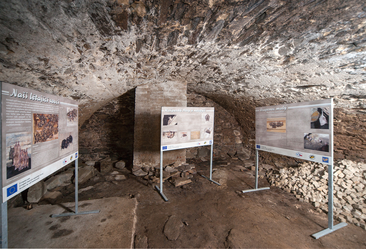 Informační panely v podzemí
